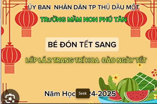 Bé trang trí cây đào