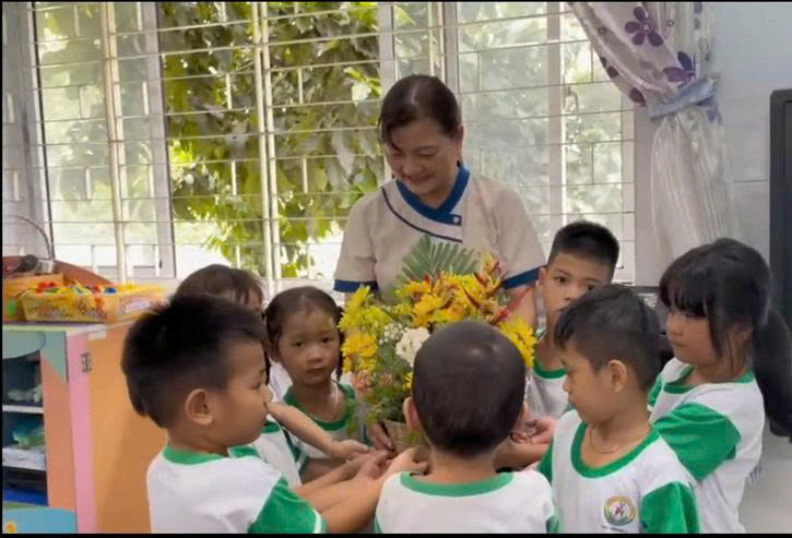 Bé cắm hoa tặng cô Ngày Nhà giáo Việt Nam 20/11