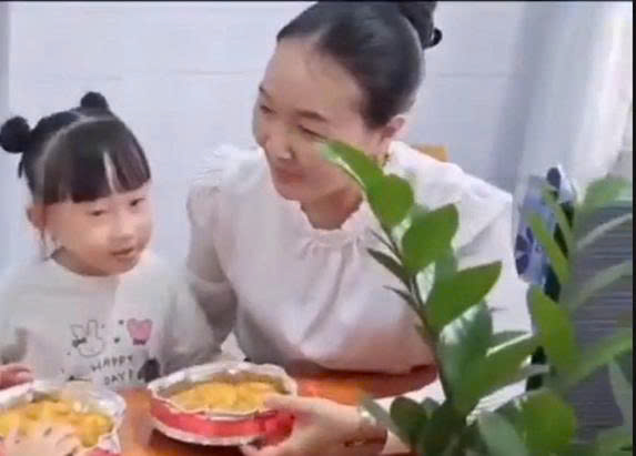 Bé làm bánh tặng cô