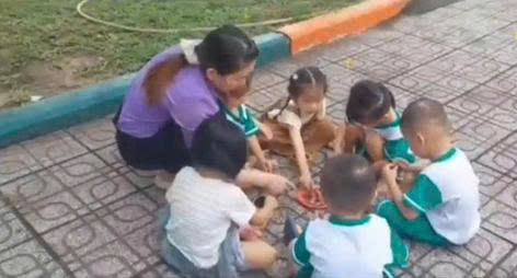 Bé trồng củ hành - Lớp Mầm 1