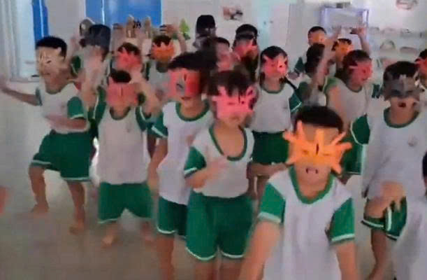 Bé hưởng ứng lễ hội Halloween -  Lớp Lá 4