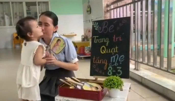 Bé làm quạt tặng mẹ -  Lớp Nhà trẻ