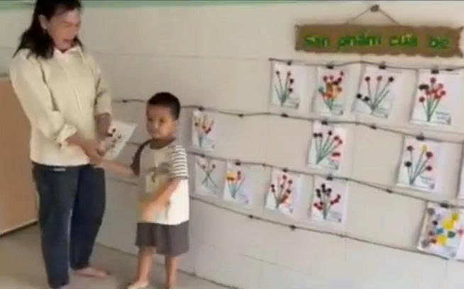 Bé trang trí thiệp tặng mẹ Ngày Quốc tế Phụ nữ 8/3  - Lớp Mầm 2