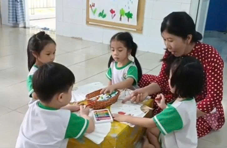 Bé trang trí quạt tặng mẹ  - Lớp Chồi 3