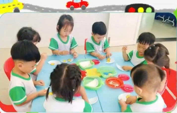 Bé làm xe ô tô -  Lớp Mầm 3