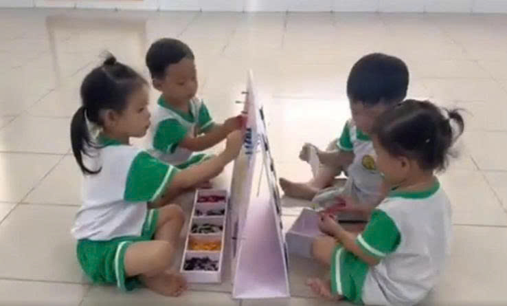 Trò chơi Tìm bóng, tìm màu cho các PTGT -   Lớp Nhà trẻ